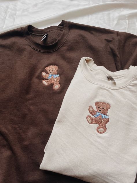 Teddy Bear Aesthetic Clothes, Things To Make With Embroidery Machine, Cotton T-shirt, Back Of Sweatshirt Designs, Cute Embroidery Designs Sweatshirts, Trending Embroidery Designs, Cute Tshirt Designs For Women, Machine Embroidered Clothes, Cute Embroidery Ideas Shirts