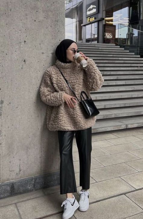 Hijabi Fashion Winter, Modest Winter Outfits, Modern Hijab Fashion, Modest Fashion Hijab, Japan Outfit, Muslim Outfits Casual, Hijab Style Casual, Hijabi Fashion Casual, Fashion Top Outfits