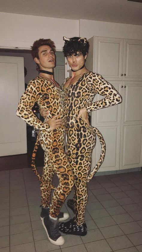 Costumes For Teenage Girl, Charles Melton, Celebrity Costumes, Riverdale Cheryl, Riverdale Aesthetic, Best Friend Halloween Costumes, Bff Halloween Costumes, Riverdale Funny, Riverdale Memes