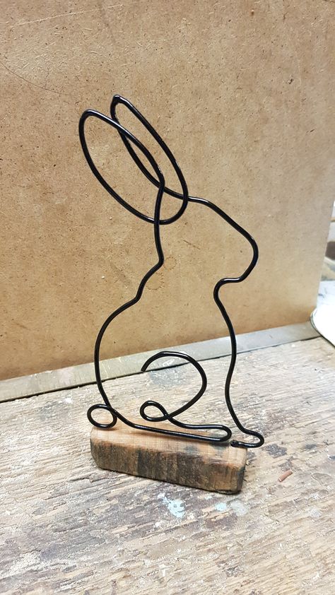 Wire Work Sculpture, Simple Wire Sculpture, Wire Hand Sculpture, Metal Wire Art Ideas, Wire Sculpture Easy, Metal Wire Sculpture, Wire Figures, Barbed Wire Art, Rabbit Black