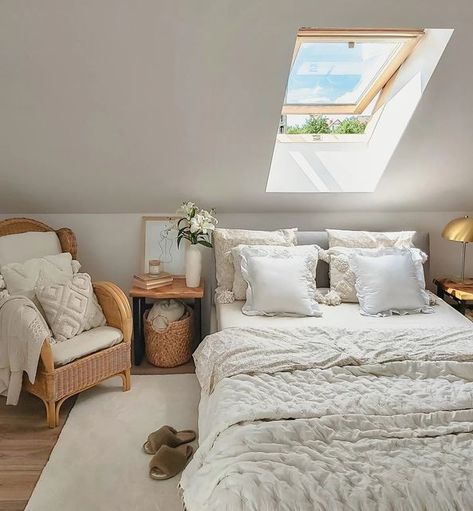 Small Loft Room Ideas Bedrooms, Loft Master Bedrooms Decor, Finished Attic Ideas, Attic Bedroom Ideas Angled Ceilings, Low Ceiling Attic Bedroom, Bedroom Attic Ideas, Attic Storage Ideas, Slanted Ceiling Bedroom, Loft Room Ideas