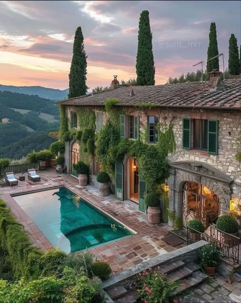 Italian Villa Aesthetic, Mediteran House, Italian Mansion, Tuscany House, Home In Italy, Castle House Design, Dream House Aesthetic, Italy House, Dream Mansion