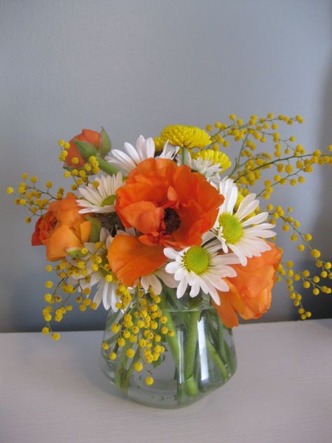 Simple Flower Arrangements, Flower Vase Ideas, Small Floral Arrangements, Vase Flower Arrangements, Arreglos Ikebana, Modern Flower Vase, Vase Ideas, Small Flower Arrangements, Tafel Decor