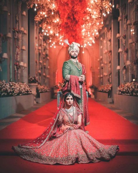 शादी की तस्वीरें, Pose Pengantin, Bride Groom Photoshoot, Indian Wedding Attire, Indian Bride Photography, Bride Groom Poses, Pose Prewedding, Indian Bride Poses, Indian Bride Photography Poses