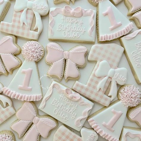 Pink First Birthday Cookies, Coquette Cookies Decorated, Pink Bow Cookies Decorated, Sweet One First Birthday Cookies, Girly Birthday Cookies, Bow Baby Shower Cookies, Baby Girl First Birthday Theme Bows, First Birthday Girl Bow Theme, Half Birthday Cookies