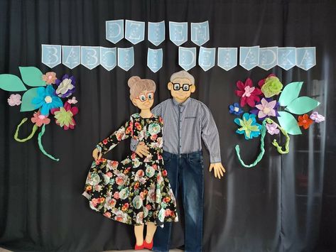 Grand Parents Day Backdrop, Grandparent Day Photo Backdrop, Grandparents Day Ideas For School Crafts, Parents Day Decoration Ideas, Grand Parents Day Craft, Grandparents Day Backdrop Ideas, Grandparents Day Board Decoration, Grandparents Day Decoration Ideas, Grand Parents Day Activities