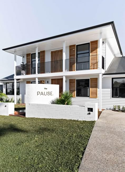 The Pause Gerringong: rental house on the NSW South Coast - Vogue Australia 40x60 Pole Barn House Plans, Motel Makeover, Affordable Prefab Homes, Property Business, Small Apartment Building, Hut House, Green Jordans, Cottage Porch, Australia House