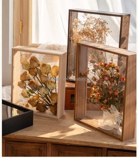 Flower Photo Frame, Dried Flowers Crafts, Picture Frame Table, Dried Flowers Diy, Flower Picture Frames, Diy Display, Diy Photo Frames, Flower Shadow Box, Wooden Picture Frames