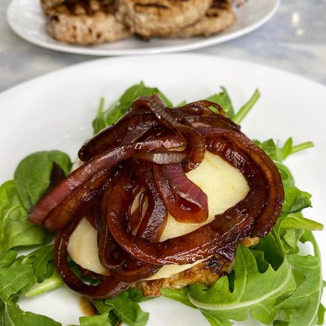 Balsamic Turkey Burgers - Cooking Katie Lady Low Carb Burger Buns, Low Carb Bagels, Balsamic Onions, Hummus And Pita, Low Carb Burger, Protein Baking, How To Cook Burgers, Breakfast Appetizers, Spicy Salmon