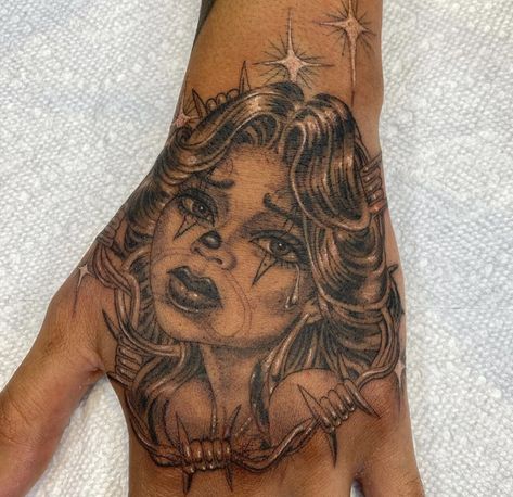 Mexican Tattoo For Women, Lady Face Tattoo, Chest Tattoo Fonts, Clock Tattoo Sleeve, Gangsta Tattoos, Tattoo Techniques, Pretty Hand Tattoos, Chicana Style, Flame Tattoos