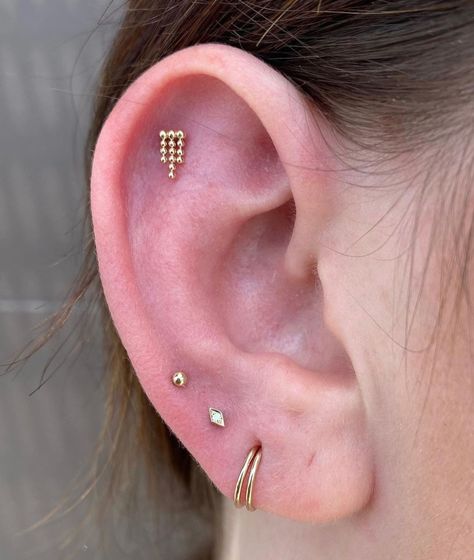 Orbital Lobe Piercing, Transverse Lobe Piercing, Ear Pointing, Transverse Lobe, Piercings Earrings, Lobe Piercings, Unique Faces, Lobe Piercing, Some Body