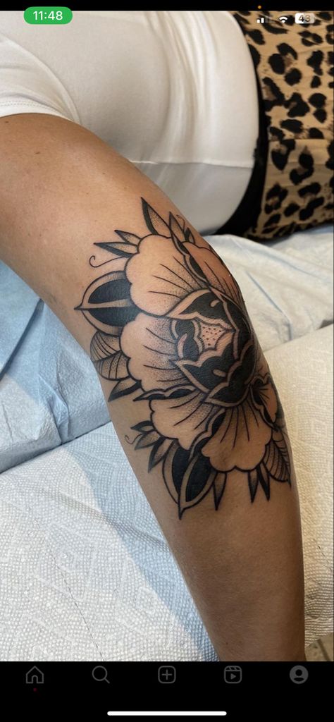 Arm Tattoos For Women Traditional, Flower On Elbow Tattoo, Elbow Tattoos For Women Traditional, Peony Tattoo Elbow, Peony Elbow Tattoo, Triceps Tattoo Woman, Wrap Around Elbow Tattoo, Traditional Style Flower Tattoo, Feminine Elbow Tattoo