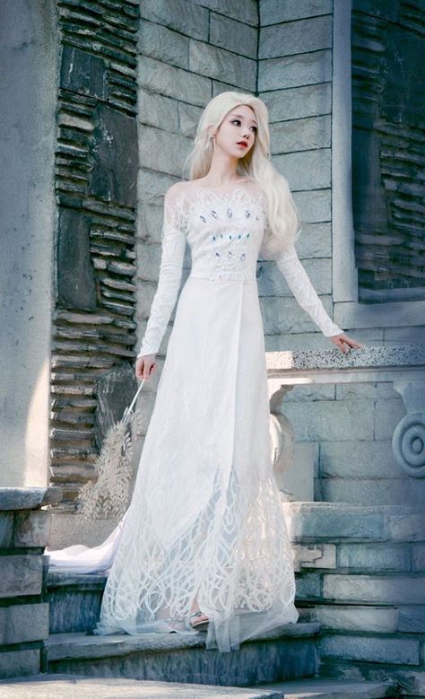 Frozen Inspired Outfits, Frozen Fashion, Frozen Outfits, Frozen Cosplay, Korean Wedding Dress, Cartoon Marvel, Cosplay Cartoon, Disney Princess Cosplay, Elsa Cosplay