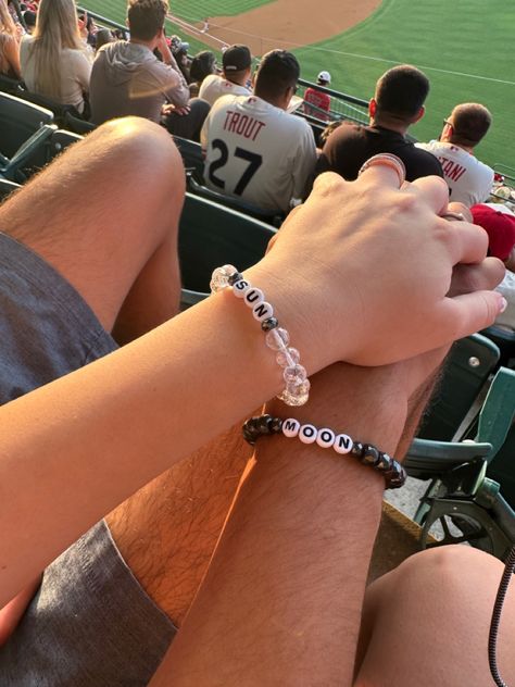 Cute Relationship Bracelets, Matching For Couples Ideas, Beads Bracelet Design Couple, Cute Bf And Gf Bracelets, Matching Pearl Bracelets For Couples, Couple Bracelets Homemade, Matching Bracelet Aesthetic, Couple Breslet Aesthetic, Matching Breclate