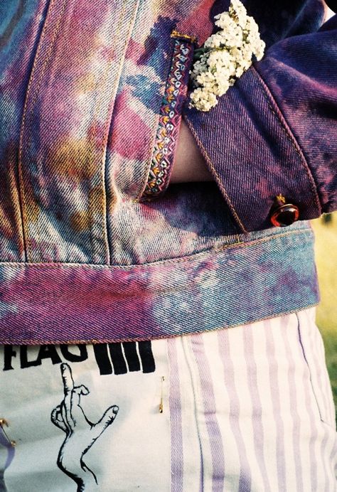 Jacket Upcycle, Tye Dye Jeans, Rookie Mag, Jean Jacket Diy, Jacket Diy, Jacket Inspiration, Tie Dye Jackets, Diy Denim Jacket, Personalized Jacket