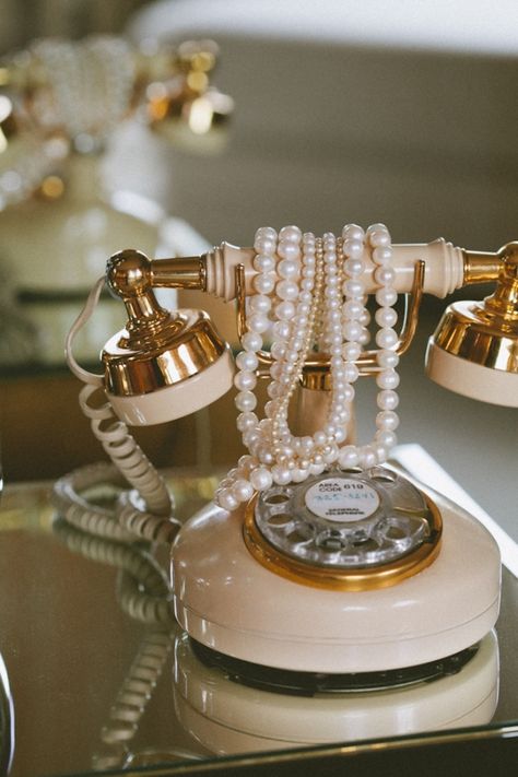 Telephone Vintage, Vintage Phones, Old Hollywood Glam, Vintage Telephone, Gold Aesthetic, Hollywood Glam, Retro Home Decor, Telephones, Vintage Diy