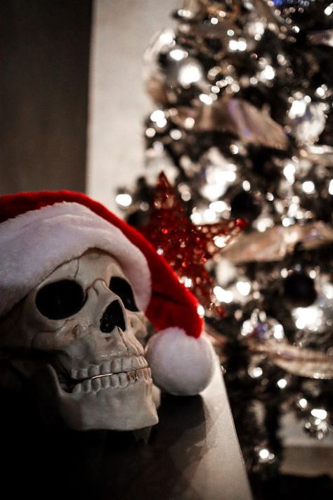 Dark Christmas Punk Christmas Aesthetic, Christmas Skull Wallpaper, Emo Christmas Aesthetic, Emo Christmas Wallpaper, Grunge Christmas Aesthetic, Spooky Christmas Aesthetic, Gothmas Decor, Goth Christmas Aesthetic, Gothic Christmas Aesthetic