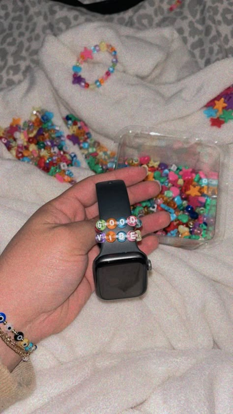 Apple Watch Beads, Apple Watch Charm, Watch Band Charms, Apple Watch Hacks, Apple Watch Features, Stacked Beaded Bracelets, Making Friendship Bracelets, Watch Diy, Beaded Watches