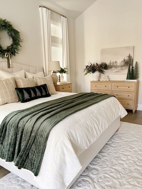 Evergreen Room Decor, Fall Neutral Bedding, Neutral Bedroom Christmas Decor, Green And White Christmas Bedroom Decor, Minimalist Bedroom Christmas Decor, House Decorating Ideas Christmas, Wreath Over Bed Master Bedrooms, Wreath In Bedroom Decor, Above Bed Christmas Decor