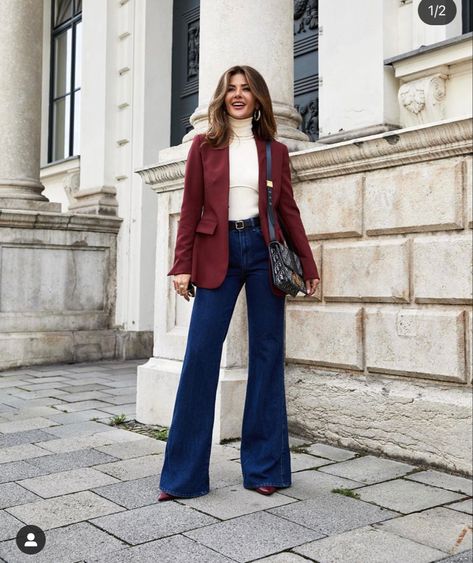 Flare Jeans Winter, Burgundy Blazer Outfit, Red Blazer Outfit, Zara Looks, Looks Jeans, Blue Jean Outfits, Women Blazers, Blazer Outfits For Women, Flattering Jeans