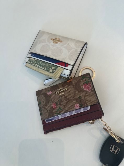 Coach Card Holder Wallet, Coach Keychain Wallet With Keys, Wallet Astethic, Coach Keychain Wallet Aesthetic, Cute Cardholder Wallet, Phone Wallet Aesthetic, Pretty Wallets For Women, Cute Card Holder Wallet, Cute Designer Wallets