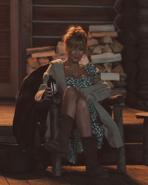 Beth Dutton Fanpage on Instagram: “🍻 Saturday night vibes! — This is a #FANpage 🏷 #bethdutton #yellowstonetv #yellowstone #kellyreilly #favoriteactress #montana #cowboy” Beth Dutton Dress And Boots, Suede Lug Boots, Montana Cowboy, Beth Dutton Style, Yellowstone Outfits, Yellowstone Beth, Yellowstone Tv Series, Kelly Reilly, Lug Boots