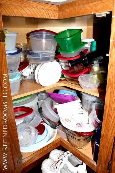 Plastic Container Storage Ideas, Organize Plastic Containers, Plastic Cupboard, Tupperware Organizing, Tupperware Storage, Small Pantry Organization, Food Pantry Organizing, Food Storage Organization, Plate Storage