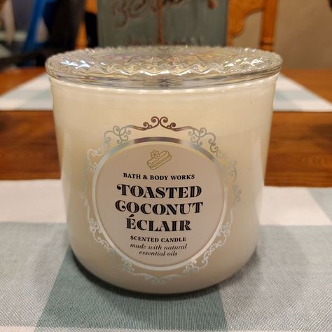 Coconut Candles, Coconut And Vanilla, Candle Obsession, Coconut Candle, Vanilla Scented Candles, Pound Cake With Strawberries, Cotton Candy Clouds, Bath Body Works Candles, Bath And Body Work