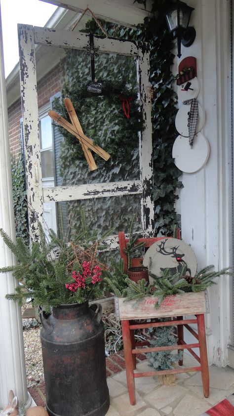 Old Screen Door Decorating Ideas, Screen Door Christmas Decor, Old Window Christmas Decor, Old Screen Door Ideas, Porch Appeal, Old Screen Doors, Pocket Garden, Christmas Porch Decor Ideas, Screen Doors