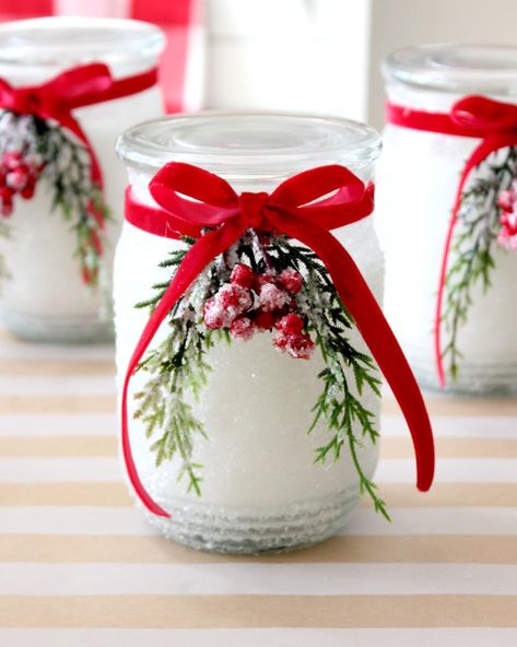 Diy Christmas Candles Gift, Christmas Jar Candles, Diy Christmas Centrepiece, Christmas Candle Gift Ideas, Christmas Jar Crafts, Oui Jars, Christmas Candle Jars, Christmas Candle Crafts, Mason Jar Christmas Crafts