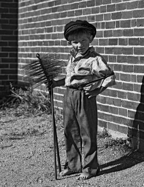 Worst jobs during the Victorian Era: Why did we used to have chimney sweeps? - Fun Kids - the UK's children's radio station Child Worker, Victorian Boy, Macon Georgia, Victorian Life, Bad Job, Chimney Sweep, Poor Children, Edwardian Era, Cow Boy