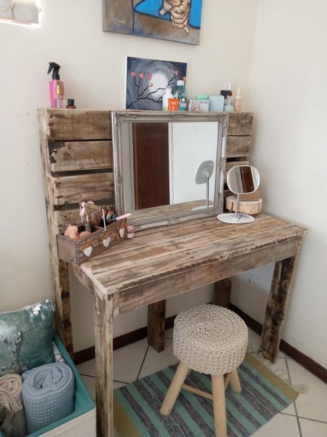 Diy Vanity Desk Wood, Handmade Vanity Ideas, Diy Wooden Vanity, Pallet Vanity Diy, Home Made Vanity, Redo Camper, Western Vanity, Diy Pallet Vanity, Diy Dressing Tables