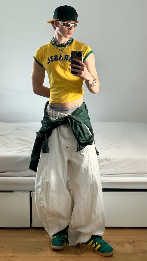 Little Shirt Big Pants Outfits, Big Pants Outfit, Y2k Outfits Men, Big Pants, Pants Outfit Men, Queer Fashion, Street Fashion Men Streetwear, Mens Outfit Inspiration, New Rock