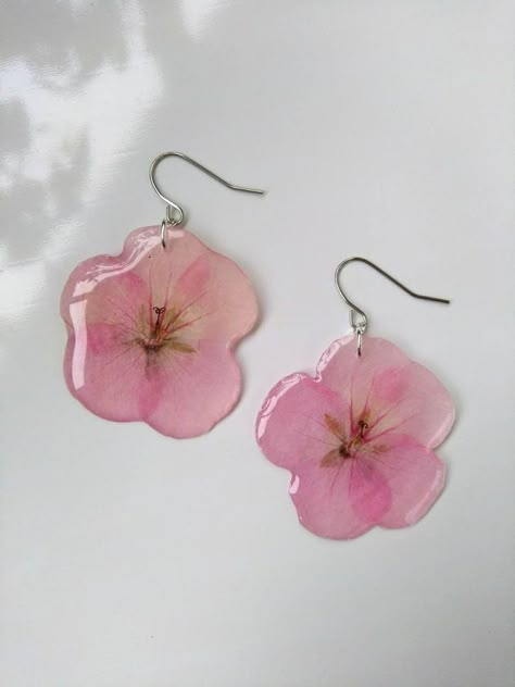 Resin Jewelry Tutorial, Diy Resin Earrings, Mustard Seed Jewelry, Flower Resin Jewelry, Fleurs Diy, Resin Jewelry Diy, Real Flower Jewelry, Flower Resin, Resin Jewellery