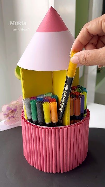 How To Make A Pencil Holder, Diy Pen Stand Ideas, Pen Container Diy, Pen Stand Ideas, Pen Stand Craft, Pencil Cup Diy, Pen Stand Diy, Paper Pen Stand, Pencil Holder Diy