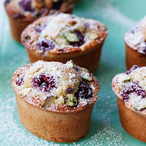 Friands Recipe, Raspberry And Pistachio, Chewy Toffee, Classic French Desserts, French Dessert Recipes, Pistachio Cake, Fairy Cakes, Small Cakes, French Dessert