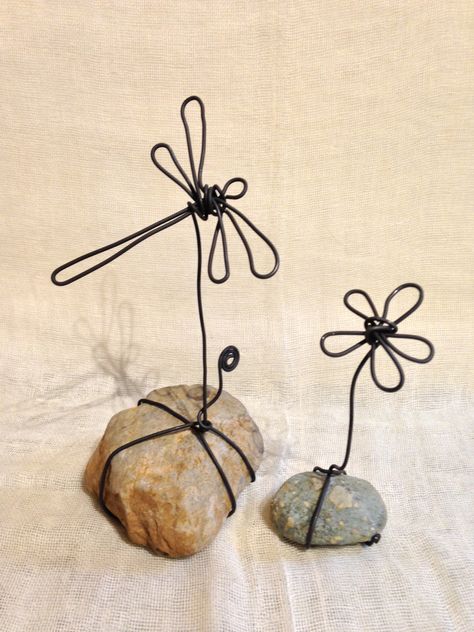 Rock And Wire Art, Easy Wire Art, Wire Sculpture Easy, Wire Sculpture Ideas, Dragonfly Sculpture, Wire Dragonfly, Metal Wire Art, Chicken Wire Art, Stone Driveway