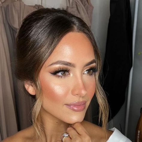 GLAM ON LOCATION on Instagram: "Dreamie bride goals☁️ ft @sarahliuzza" Natural Glowing Wedding Makeup, Champagne Bridal Makeup Look, Bronzed Bridal Makeup Blue Eyes, Champagne Bride Makeup, Tan Wedding Makeup, Summer Bride Makeup Brown Eyes, Bridal Makeup Eyeshadow, Bridal Hair With Blusher Veil, Bride Makeup Full Glam