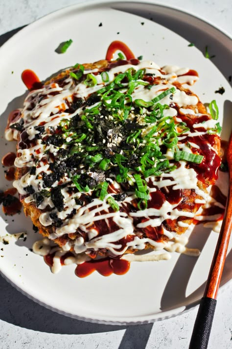 Vegan Okonomiyaki (Japanese Savory Pancake with Veggies) Vegan Bunny Chef, Okonomiyaki Rezept, Vegan Okonomiyaki, Vegetarian Japanese Food, Vegetarian Japanese Curry, Vegan Japanese Curry, Gyoza Soup, Vegan Gyoza, Japanese Vegetarian Recipes