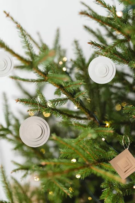 Make these simple paper Christmas ornaments in minutes. These modern Christmas ornaments are made using kraft card and some glue - easy to make and look great hung on the tree. Head on over for the tutorial. Christmas Decor With Paper, Advent Calendars Diy, Diy Paper Christmas Ornaments, Diy Christmas Gift Wrapping, Christmas Trees Ideas, Modern Christmas Ornaments, Paper Christmas Ornaments, Paper Christmas Decorations, Diy Christmas Tree Ornaments