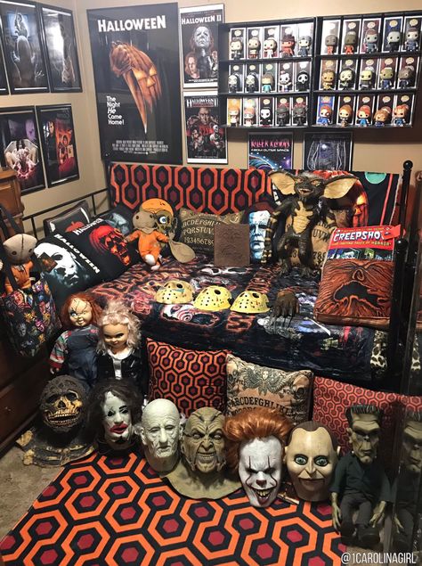 🔪🔪Jeanne Loves Horror🔪🔪 (@1carolinagirl) / Twitter Horror Bedroom Ideas, Horror Room Ideas, Horror Movie Room, Horror Bedroom, Horror Movie Decor, Movie Bedroom, Hellboy Tattoo, Horror Room, Gothic Decor Bedroom