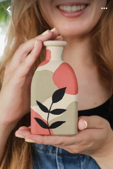 Aesthetic Vase Painting, Vase Decorating Ideas Paint, Bottle Art Ideas Paint, Aesthetic Bottle Painting, Aesthetic Bottle Art, Bottle Art Projects, Boho Art Painting, Hand Painted Bottles, Painted Pots Diy