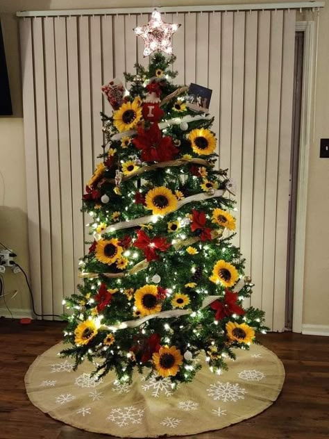 Sunflower Christmas Decorations, Sunflower Christmas Tree Ideas, Colorful Christmas Tree Decor, Sunflower Christmas Tree, Labyrinth Ideas, Fall Christmas Tree, Sunflower Tree, Sunflower Christmas, Fun Family Christmas Games