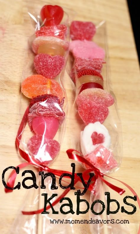 Valentine's Day Sweet Treats | Easy edible craft for almost any holiday or party theme! Maybe favors? Bake Sale Treats, Candy Kabobs, Valentines Bricolage, Bake Sale Ideas, Valentinstag Party, Edible Crafts, Sale Ideas, Valentines Day Treats, Heart Day