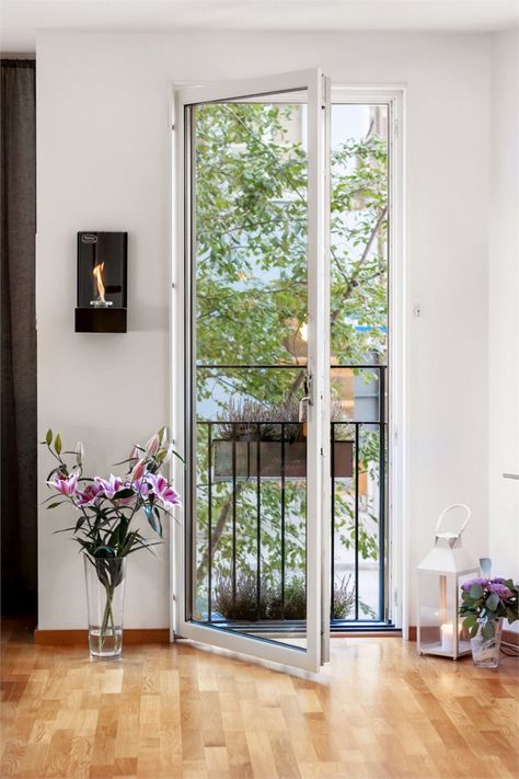 French balcony Single Balcony Door, Juliet Balcony Decor, Balcony Window Ideas, Curtains Inside Window Frame, French Balcony Ideas, Balcony Door Design, Juliet Balcony Ideas, Balcony Extension, Glass Juliet Balcony