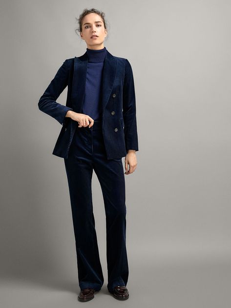 Velvet Trousers Outfit, Blazer Outfit Women, Velvet Blazer Outfit, Corduroy Blazer Women, Cord Hose, Woman In Suit, Fashion Still Life, Blazer Outfits For Women, Historical Women