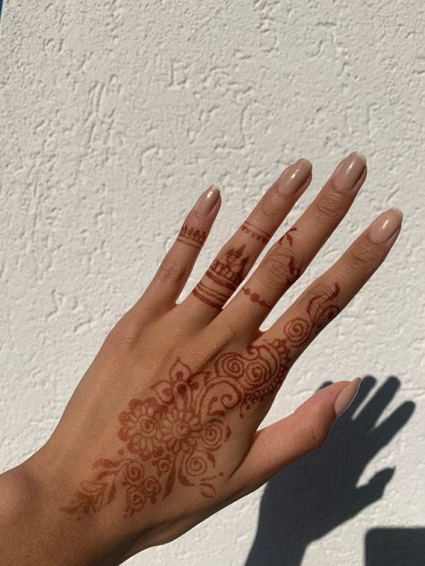 Henna Hand Aesthetic, Nail Paint With Mehndi, Diwali Henna Design Simple, Hena Tato Desain Simple Aesthetic, Indian Henna Aesthetic, Henna Hands Aesthetic, Simple Aesthetic Henna Designs, Hena Tato Desain Easy, Aesthetic Simple Mehendi