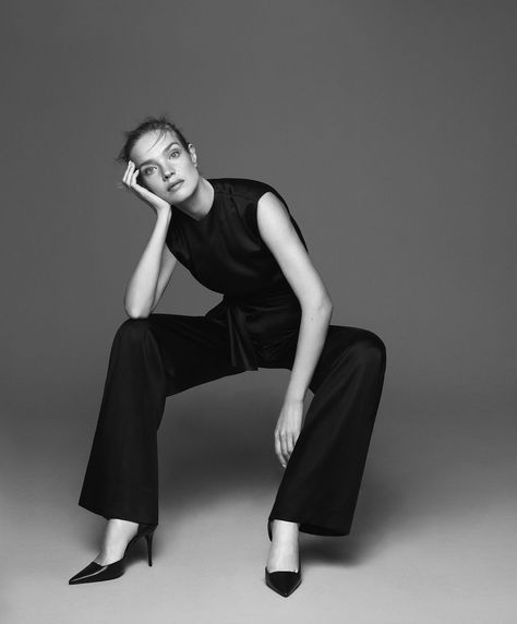 Zara Narciso Rodriguez collection 2022 Fashion Shoot Poses, One Person Poses, Zara Poses, Zara Campaign, Zara Models, Sleek Jumpsuit, Look Zara, Red Sheath Dress, Shoot Poses