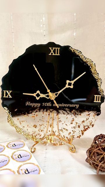 Resin Art Watch, Resin Table Clock, Resin Clock Ideas, Resin Stand, Craft Jobs, Diy Resin Gifts, Resin Idea, Wedding Gift Hampers, Resin Gifts