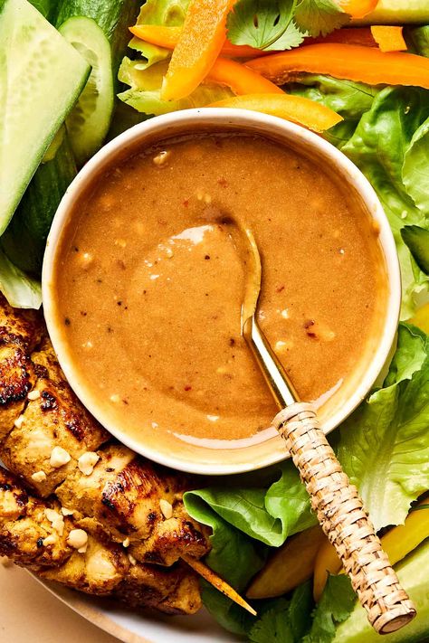 10-Minute Creamy Peanut Sauce or Dressing (No-Cook Recipe) Veggie Shawarma, Spring Roll Peanut Sauce, Satay Noodles, Asian Peanut Sauce, Ginger Asian, Asian Pantry, Spring Roll Sauce, Peanut Sauce Noodles, Easy Peanut Sauce